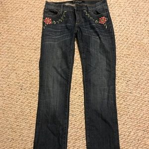 Size 26 waist pretty blue jeans w flowers.